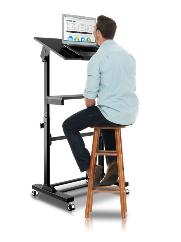 Charming man seated Postazione di Lavoro Supporto Notebook con Mensola Altezza Regolabile
